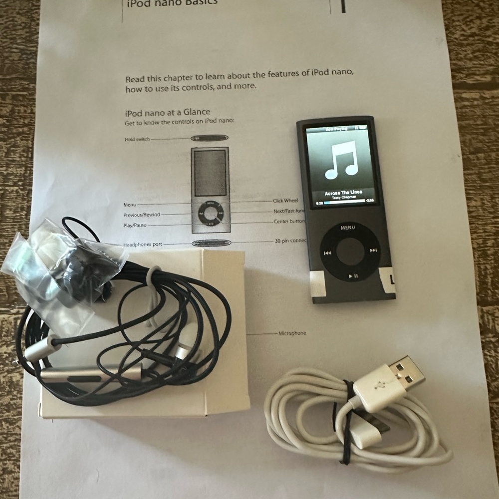 Apple iPod Nano MP3 Player 4th Generation 8gb Graphite with Accessories